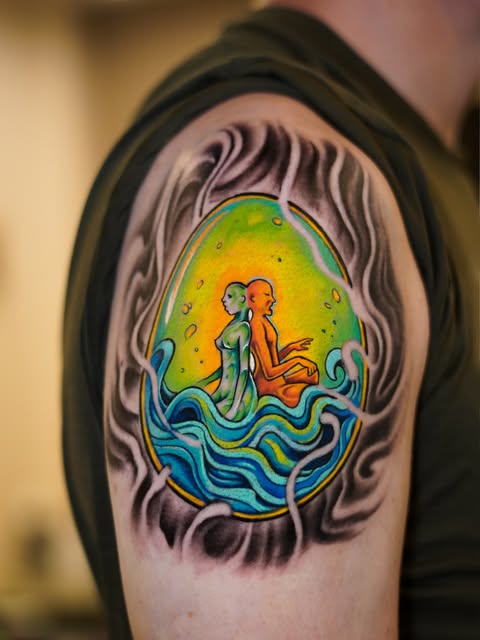 Tatuaje de Edward Torres: figuras humanas entre ondas azules y un fondo amarillo y verde, en el brazo